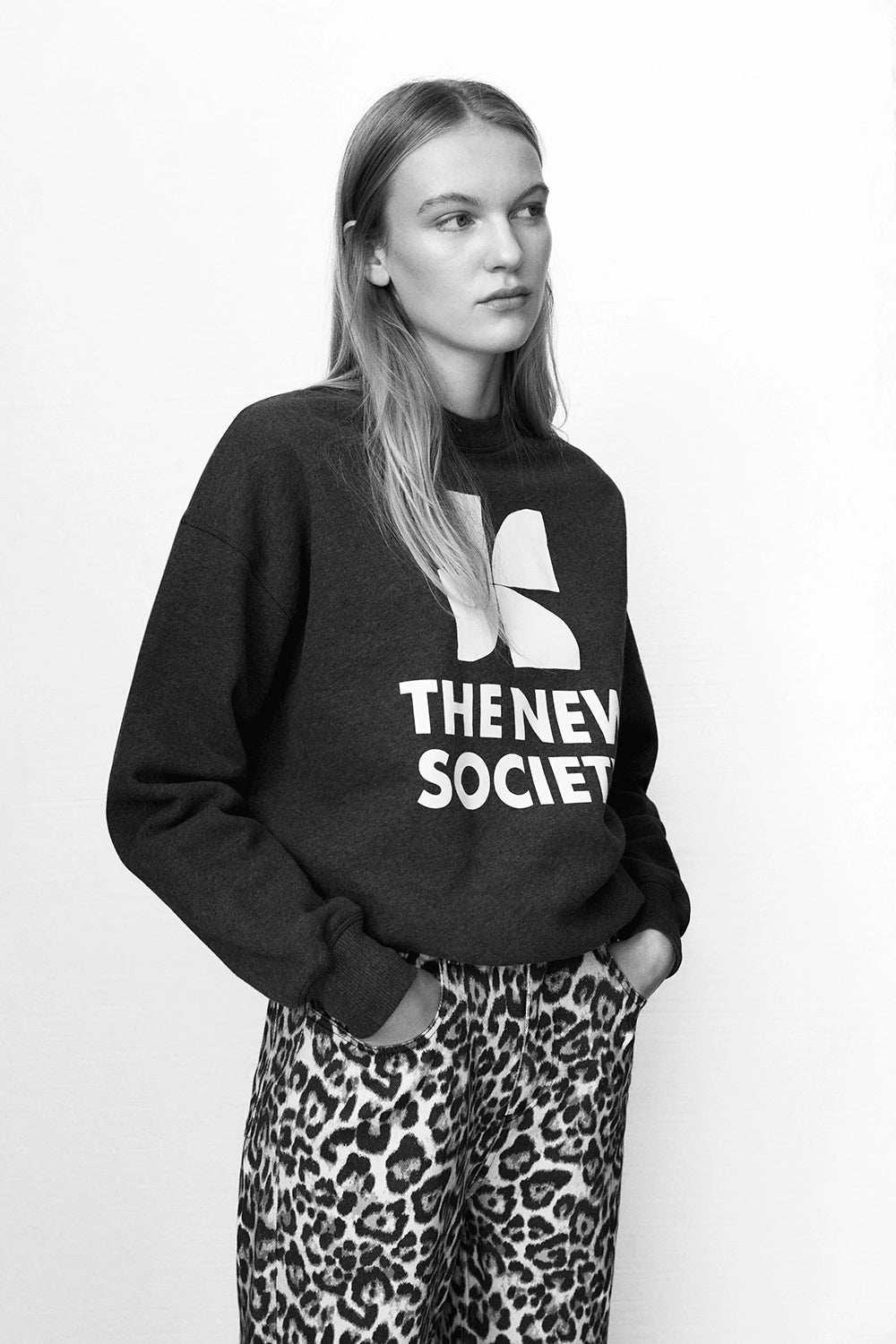 THE NEW SOCIETY | TNS LOGO WOMAN SWEATSHIRT - ROAST
